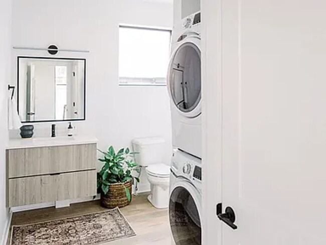 Building Photo - 1345 Keosauqua Way