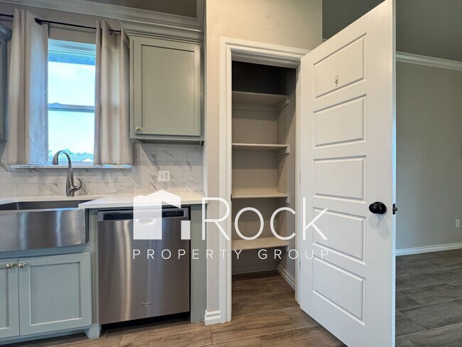 Building Photo - Spacious 3-Bedroom Home with Designer Kitc...