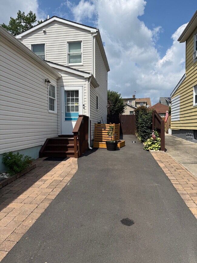 Building Photo - "Charming 2-Bed Retreat with Modern Comfor...