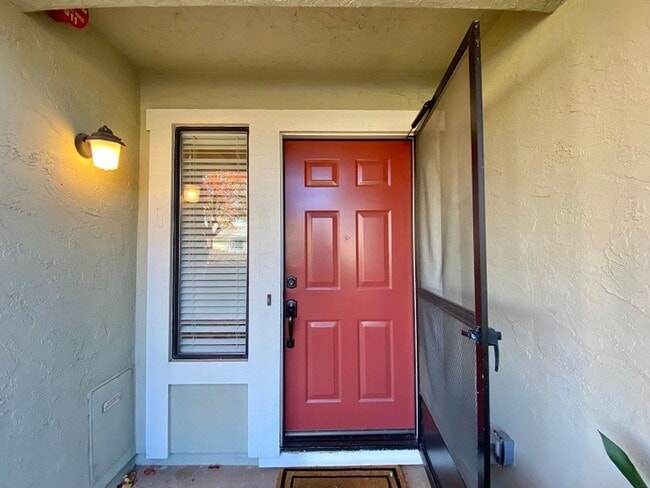 Building Photo - Spacious Condo in a Desirable Private Community