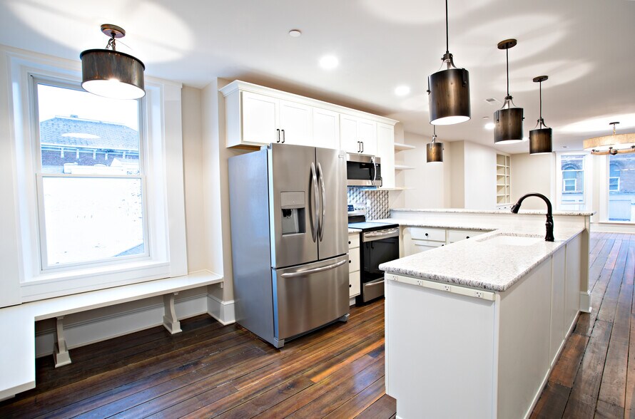 Building Photo - 100 W Main St