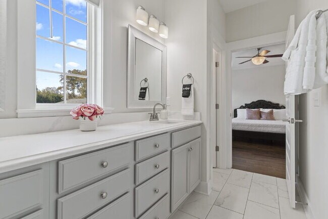 Building Photo - Luxurious 4-Bed Townhouse with Fireplace &...