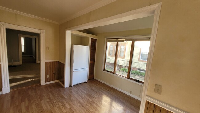 Building Photo - 351 Short St