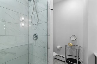 Building Photo - 402 E 7th St