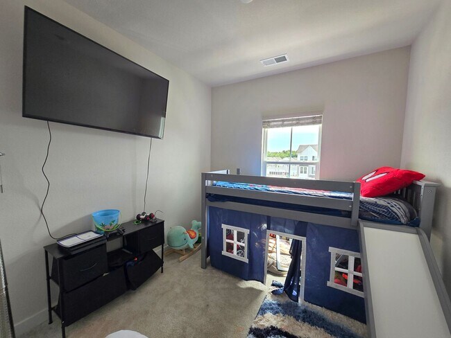 Building Photo - 4 Bed, 3.5 Bath Townhome Located just minutes from the VA/NC Line