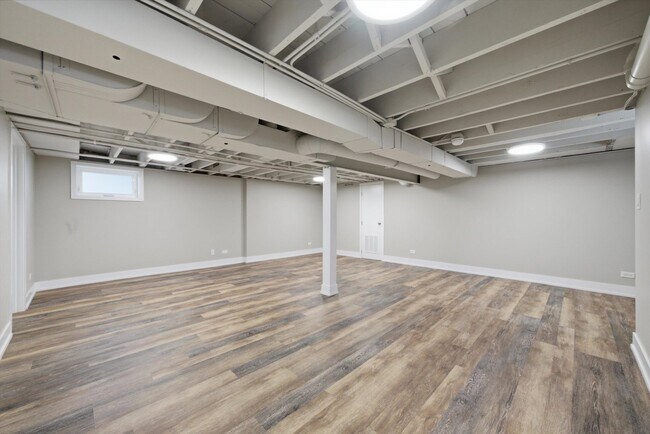Building Photo - 586 S Hawthorne Ave
