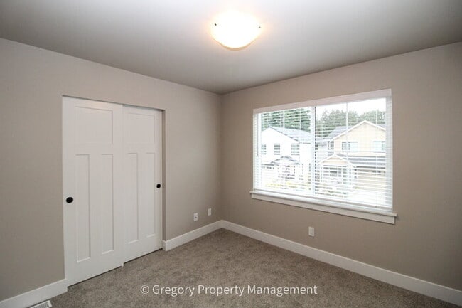 Building Photo - Brand New Spacious 5-Bedroom Retreat at Coyote Ridge 3 Full Baths 2 Car Garage 2330sf A/C Prime B...