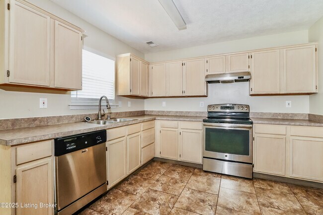 Building Photo - 10613 Irvin Pines Dr