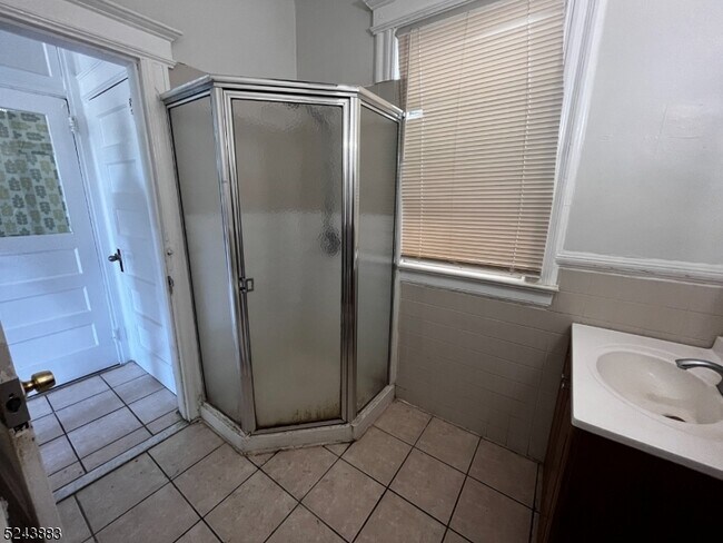 Building Photo - 304 Ann St