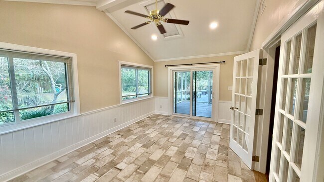 Building Photo - Renovated Home close to TMH avail NOW!!!