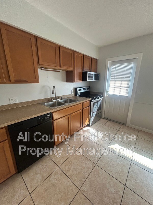 Building Photo - 2390 14th Ave SW