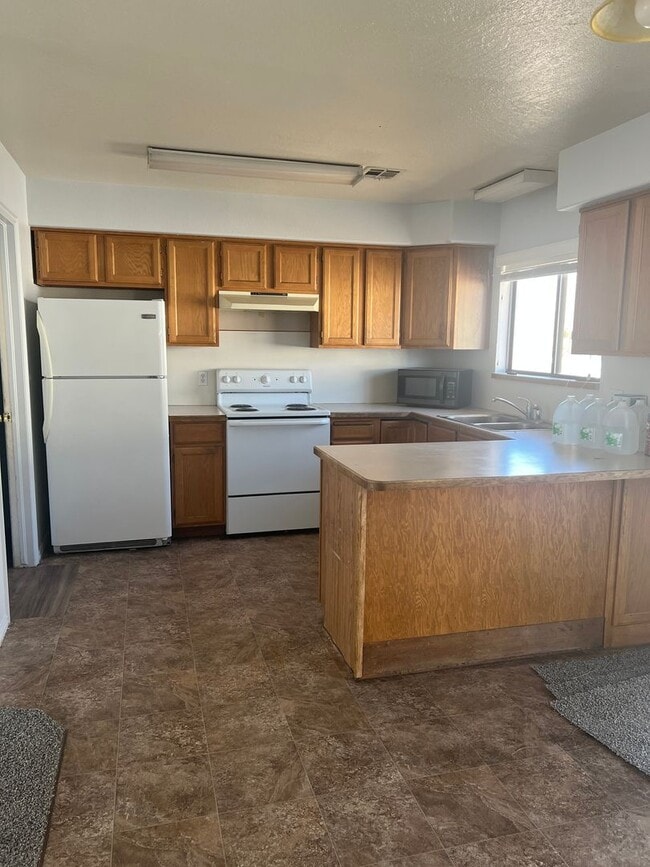 Building Photo - Freshly updated 3 bedroom 2 bathroom apartment in St George!