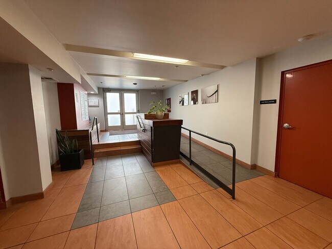 Building Photo - Modern Condo in the Heart of the City's Lo...