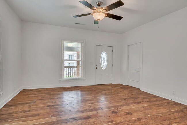 Building Photo - Remodeled house in great location in East Nashville