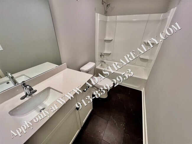 Building Photo - Beautiful Like New 4 Bed 4 Bath Home in Overland Park-Available NOW!!