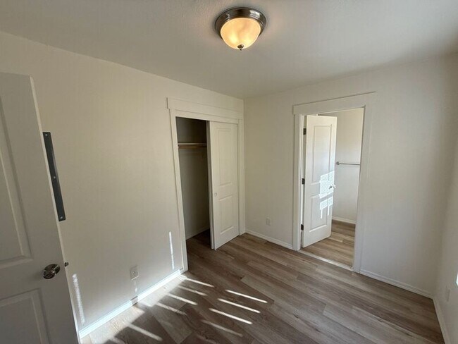 Building Photo - 3357 Portland Rd NE