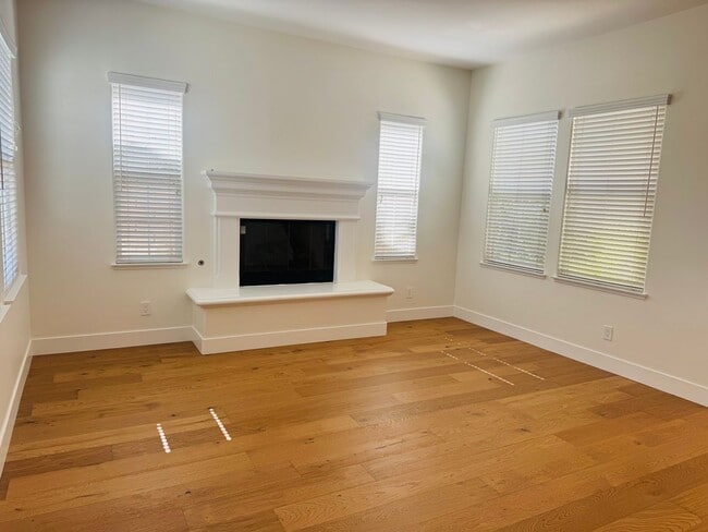 Building Photo - Luxury Rental in Village at the Park