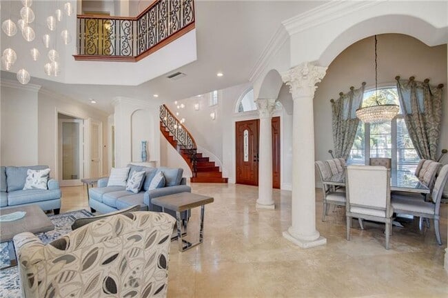 Building Photo - 1320 S Lakeside Dr