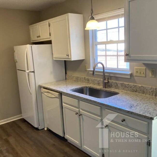 Building Photo - 5 Sandy Point Ct