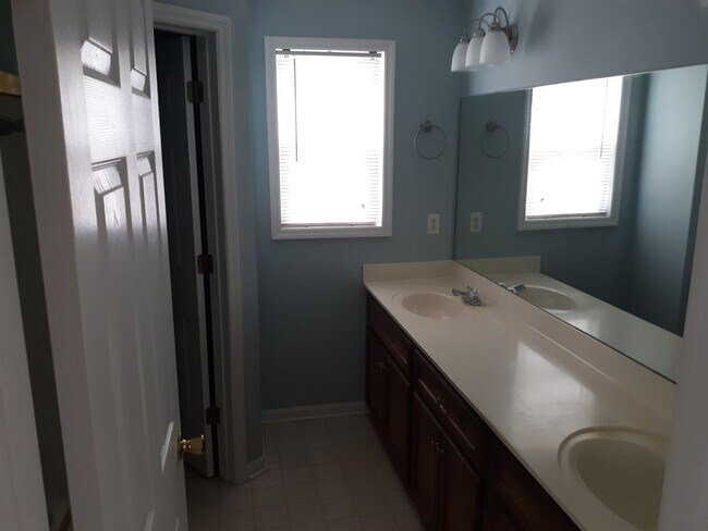 Building Photo - Charming Home in Northeast Columbia - Less...