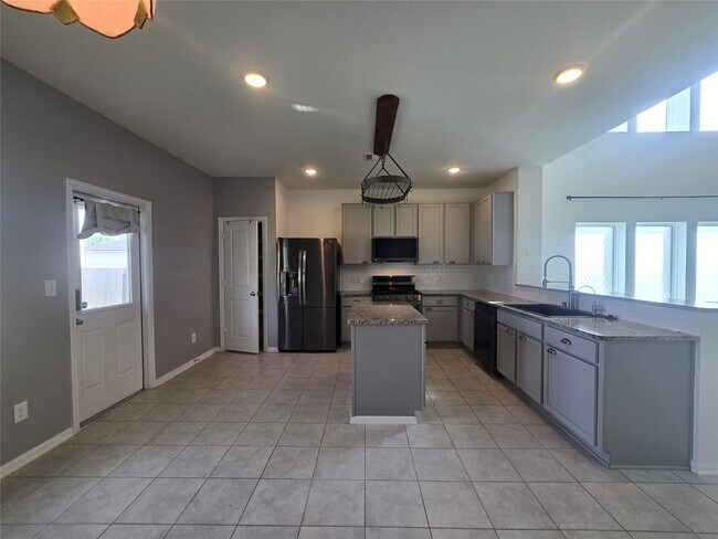 Building Photo - 7318 Parkview Dr