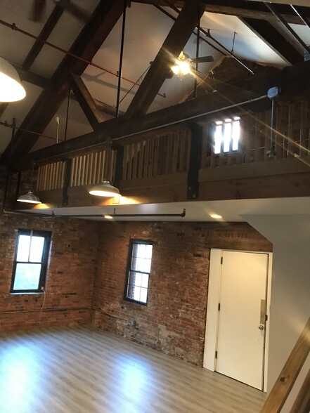 Building Photo - 464 Pratt Street Ext