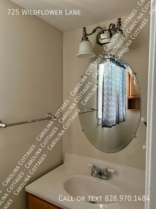 Building Photo - 725 Wildflower Ln