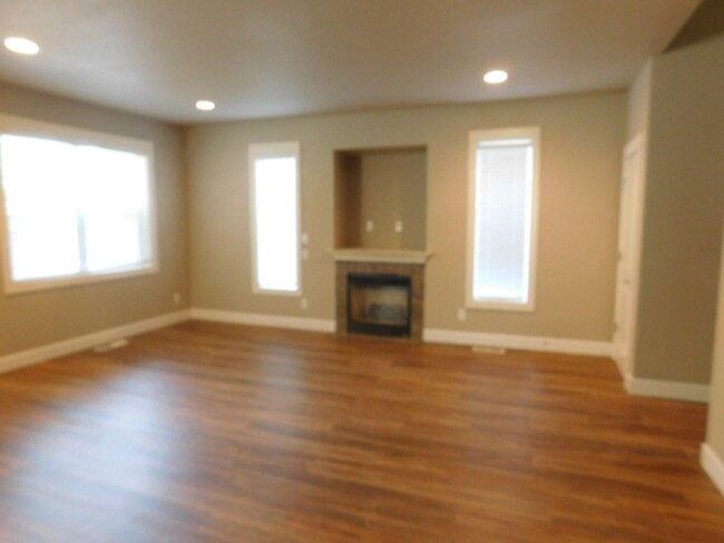 Building Photo - 4Bd/2.5Ba Two Story House - Available Soon!