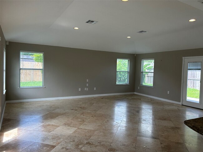 Building Photo - 17006 David Glen Dr