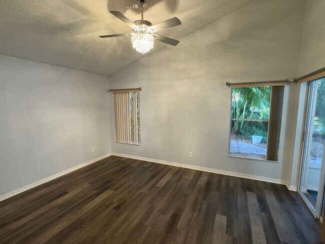 Building Photo - 3/2 with 2 car garage in great Vero Beach location!