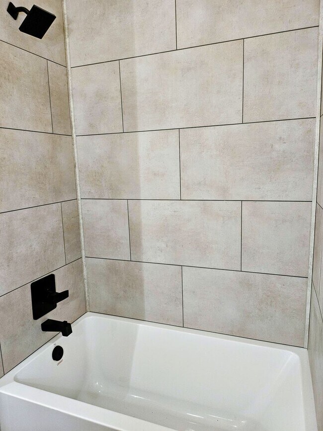 Building Photo - ALL PROSPECTIVE TENANTS MUST SUBMIT A $58 ...