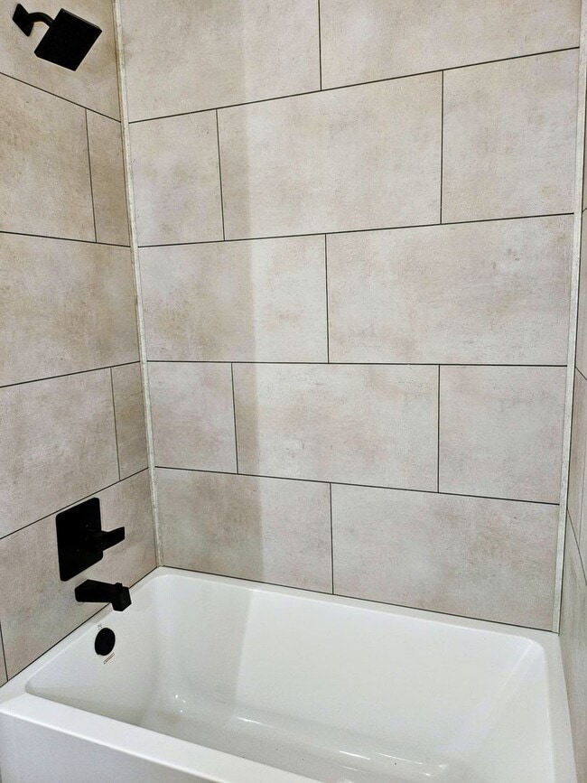 Building Photo - ALL PROSPECTIVE TENANTS MUST SUBMIT A $58 NON-REFUNDABLE APPLICATION FEE PER APPLICANT ONLINE AND...