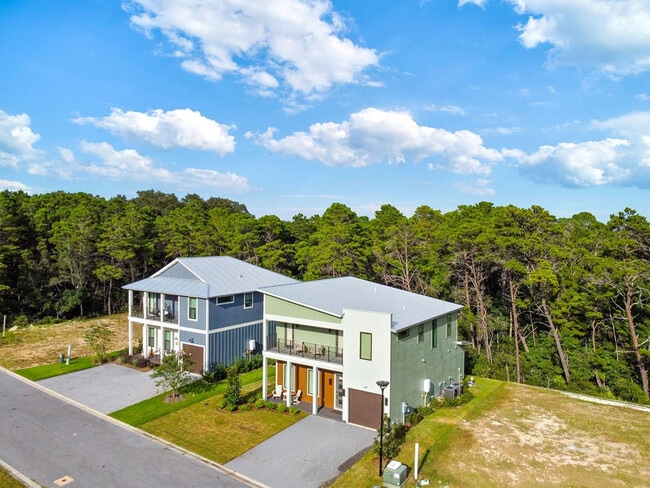 Building Photo - 68 Sarah St