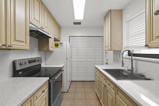Building Photo - 5637 Taft St