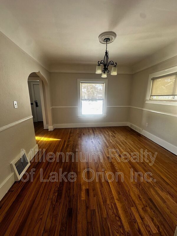 Building Photo - 24 Utica Rd