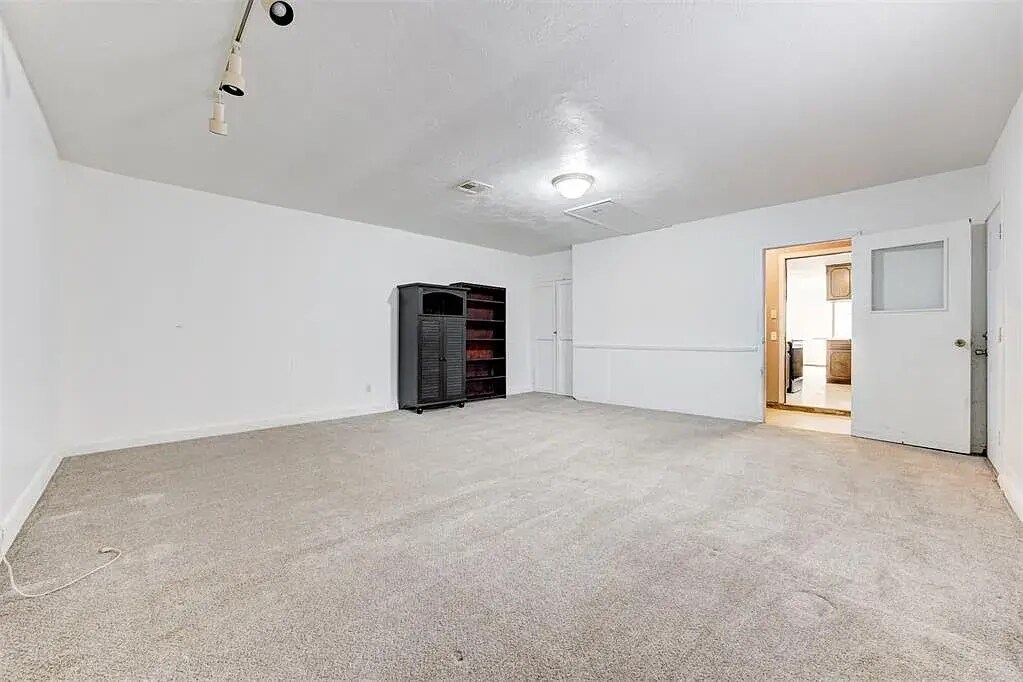 Building Photo - 216 Klondike Dr