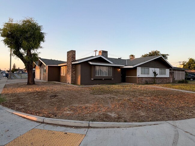 Building Photo - Affordable 3 BD 2 BA house in SW Bakersfield on a corner lot