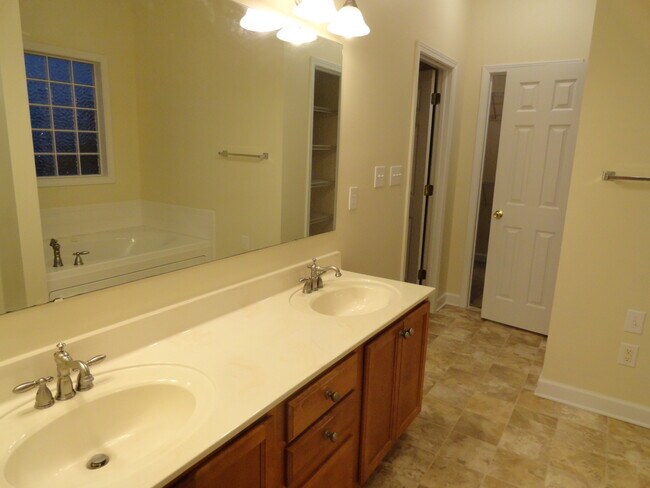 Building Photo - 4 Bedroom 2.5 Bathroom! BRIDLEWOOD SUBDIVISION!  Coming Available at the end of July!