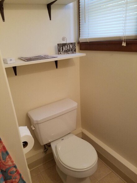 Toilet - 18 Jay Rd E