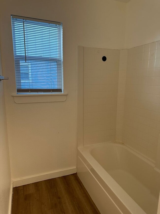 Building Photo - Cute 3 bedroom, 2 bath townhome with Community Pool in Boise