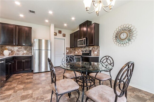 Building Photo - 6729 Horseshoe Pond Dr