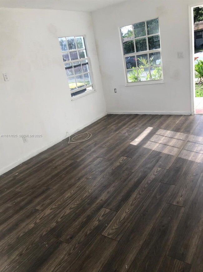 Building Photo - 215 SW 11th St