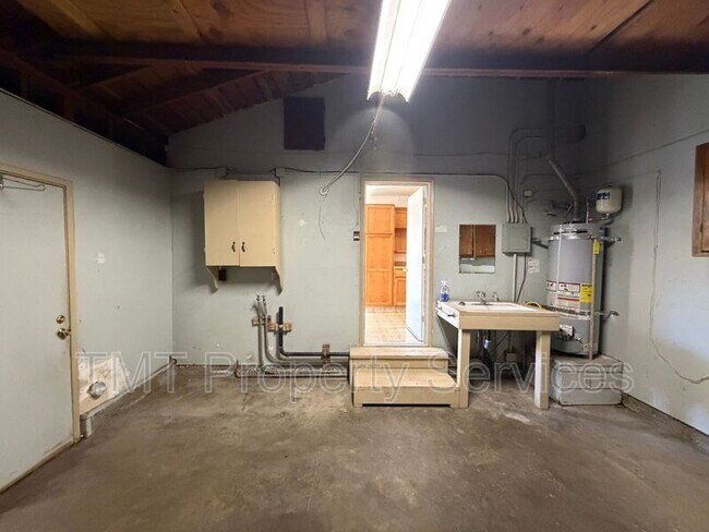 Building Photo - 6472 Linn Way