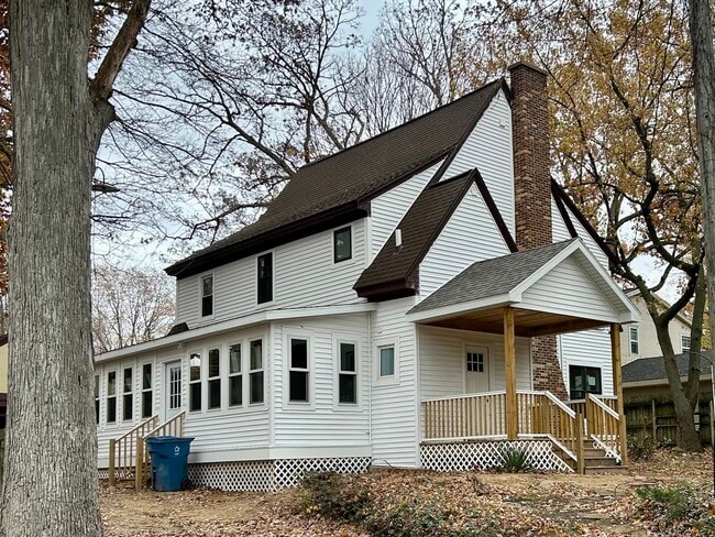 Building Photo - 2390 Crestview Dr SW