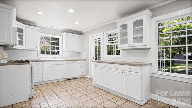 Building Photo - 2126 Arnold Dr