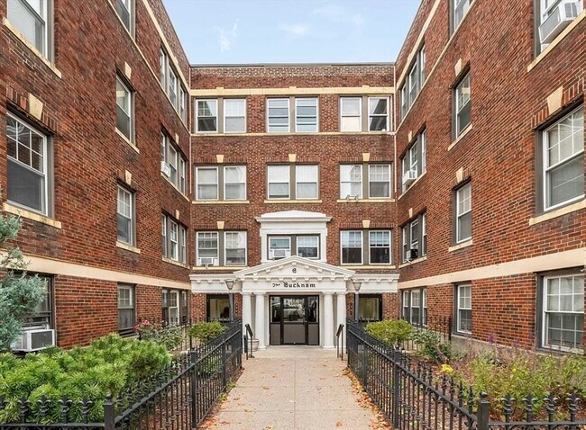 Building Photo - 68 Linden St