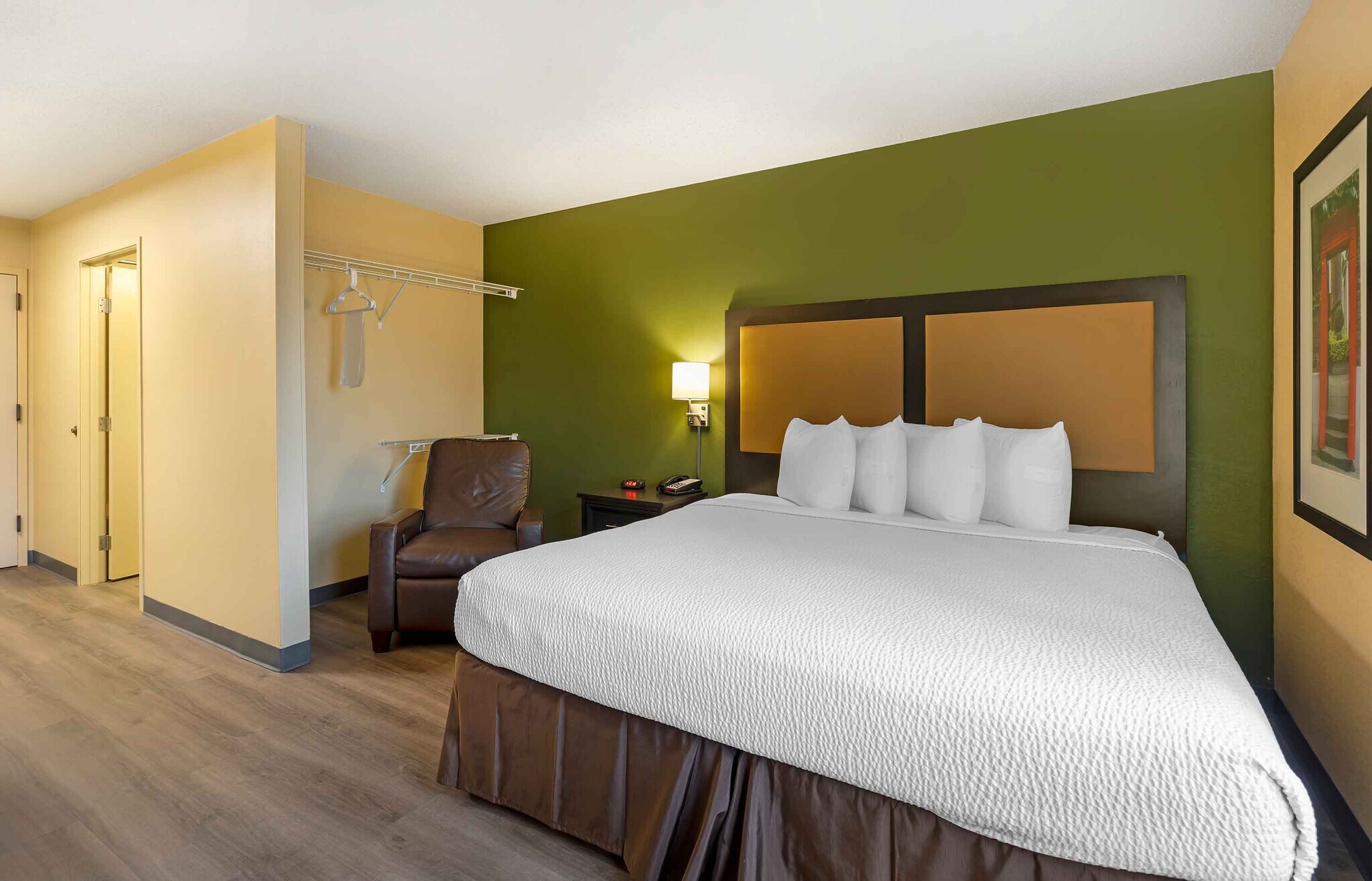 Building Photo - Furnished Studio-St. Louis - Airport - Central