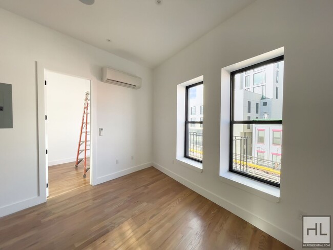 Primary Photo - South Williamsburg / No Fee / Spacious 3-B...