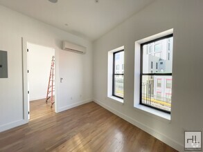 Building Photo - South Williamsburg / No Fee / Spacious 3-B...