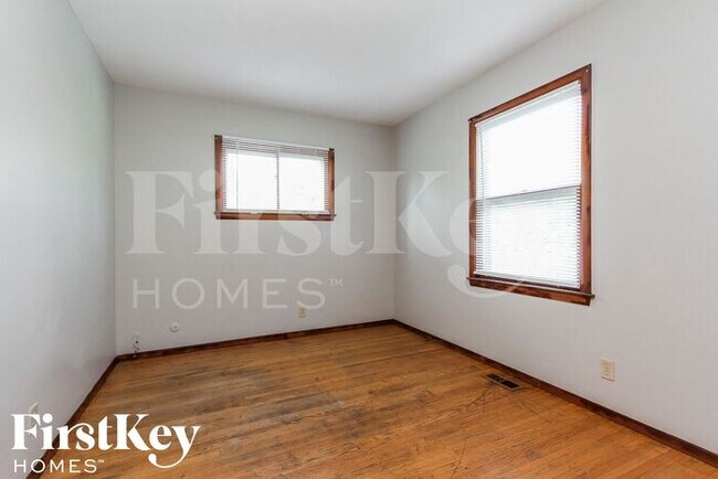 Building Photo - 1425 N Bolton Ave